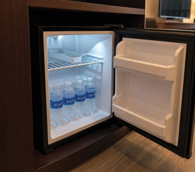 wem-inn-rooms-1king-fridge.jpg